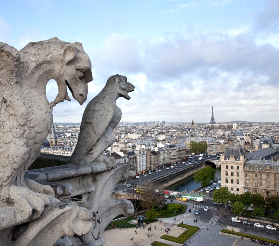 Vue de Paris depuis le toit de la cathédrale, avec la Tour Eiffel au loin et deux gargouilles au premier plan