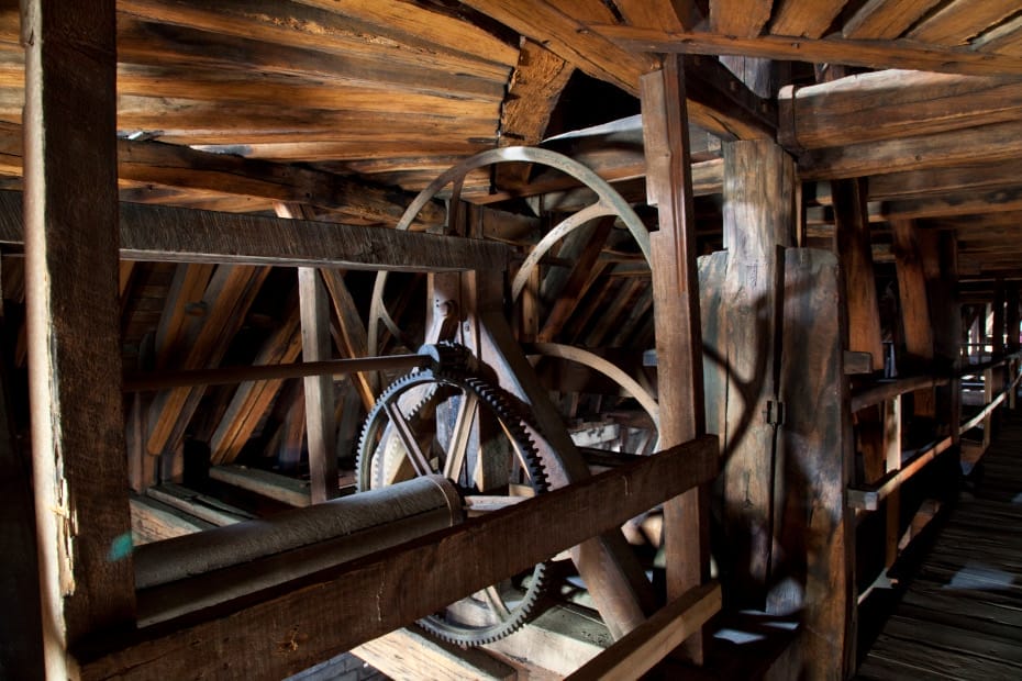Vue en profondeur du mécanisme des cloches dans la charpente de la cathédrale Notre-Dame de Paris