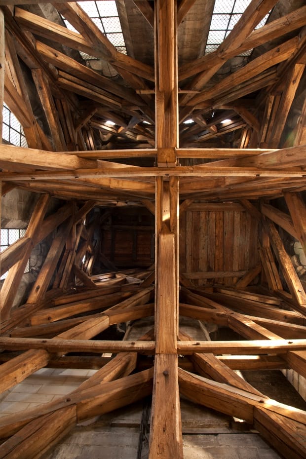 Vue de dessous, la structure de la charpente de la cathédrale Notre-Dame de Paris