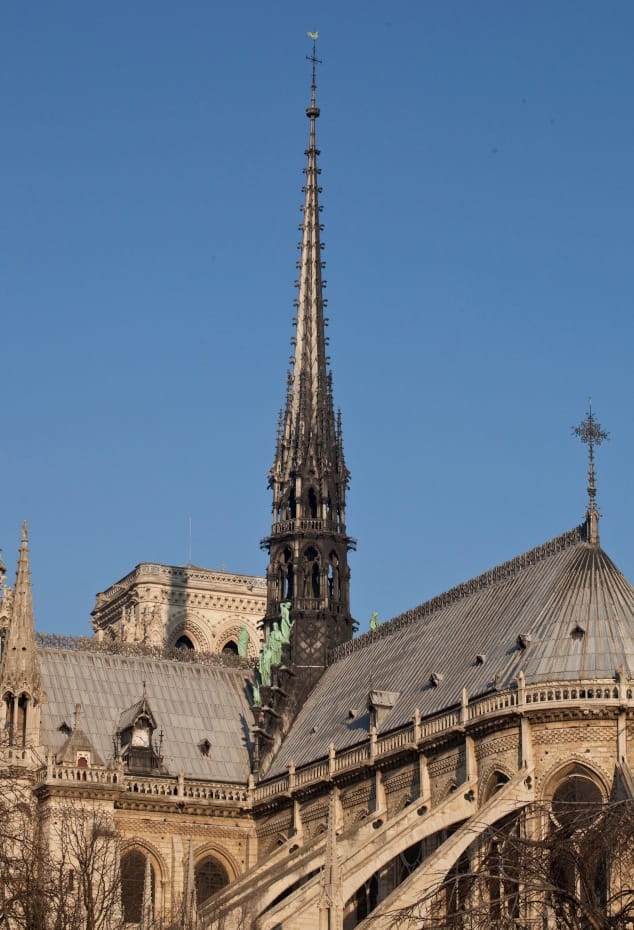 La flèche du toit de la cathédrale Notre-Dame de Paris surmontée de sa croix
