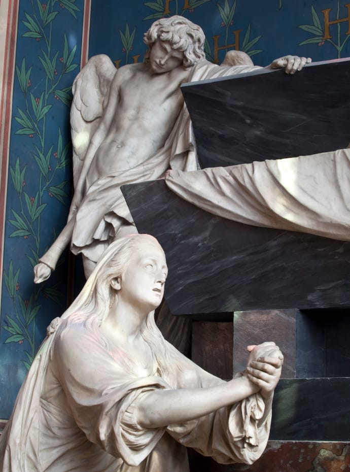 Détails de la sculpture du mausolée du compte d'Harcourt, au premier plan, la comptesse d'Harcourt, au-dessus d'elle, un ange