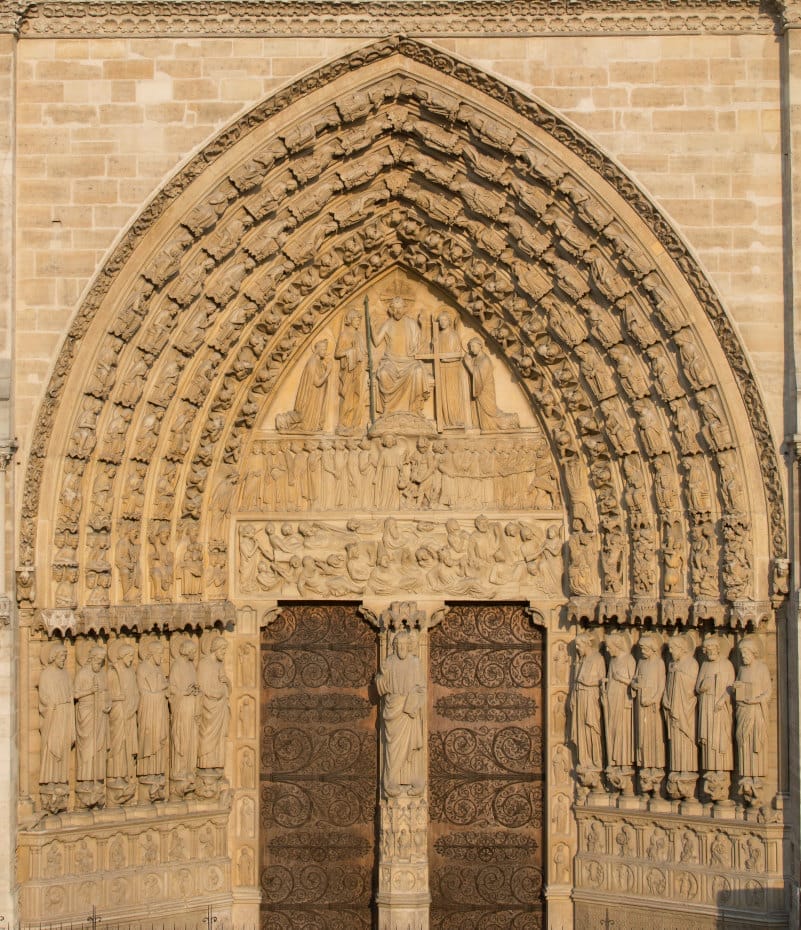 Le portail du jugement dernier autour duquel est sculpté une représentation du jugement de Dieu