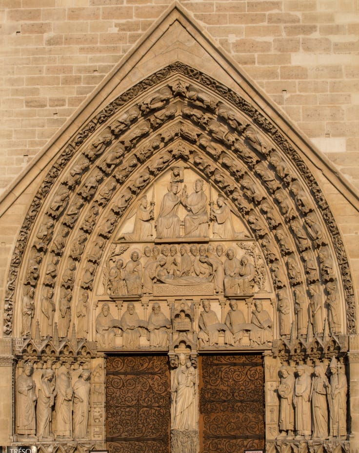 Cadrage sur l'encadrement sculpté du portail de la Vierge