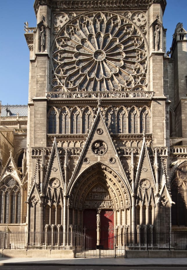 Le portail du Cloître adossé à la façade extérieure du croisillion nord