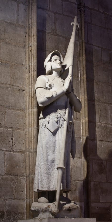 Statue de Jeanne d'Arc à l'intérieur de la cathédrale Notre-Dame de Paris