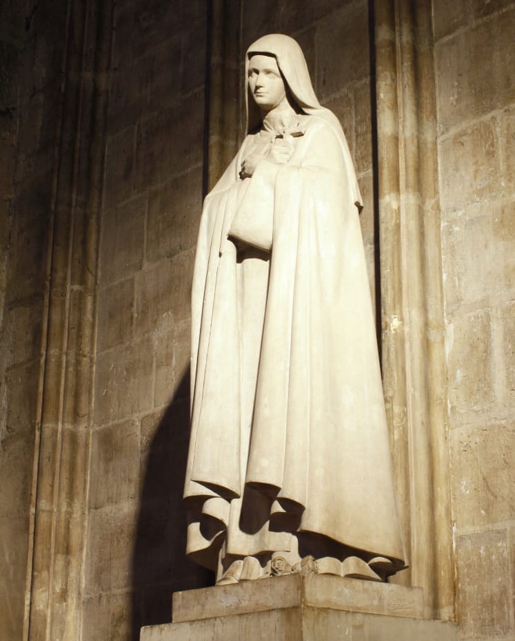 Statue de sainte Thérèse de Lisieux à l'intérieur de la cathédrale Notre-Dame de Paris
