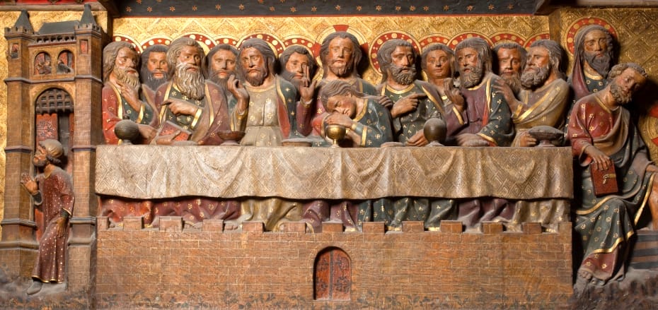 Mur sculpté du tour de choeur représentant une scène de banquet, tout le mur illustre les moments de la vie du Christ