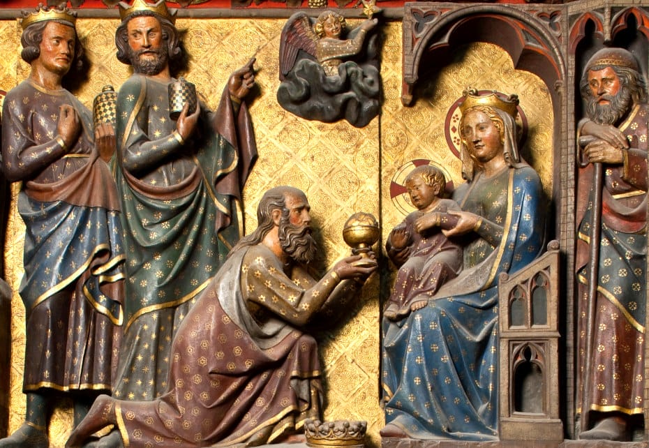 Sur le tour de choeur, un moment de la vie du Christ, l'enfant recevant une offrande assis sur les genoux de la Vierge