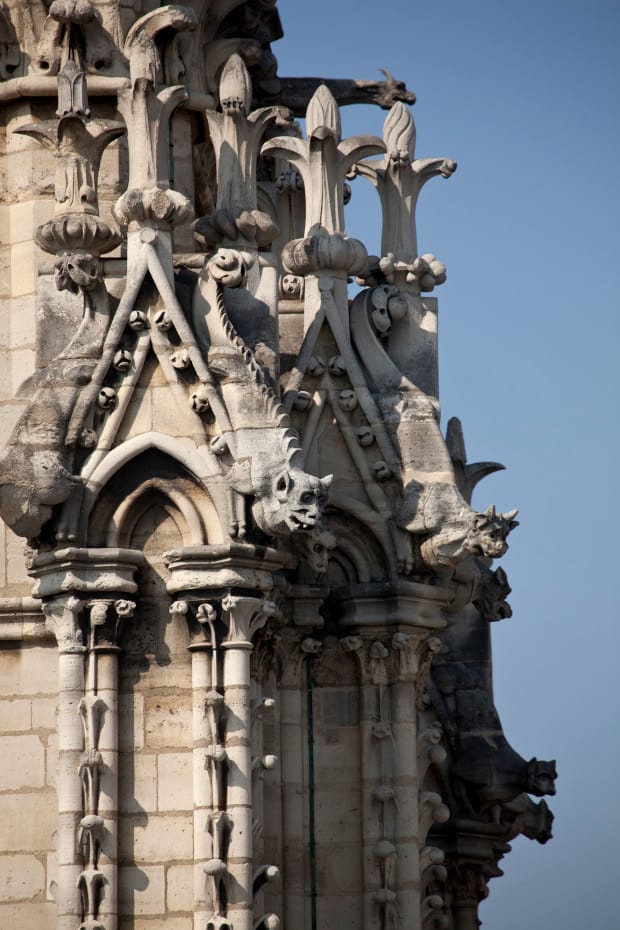 Détails des sculptures sur la façade extérieure de la cathédrale
