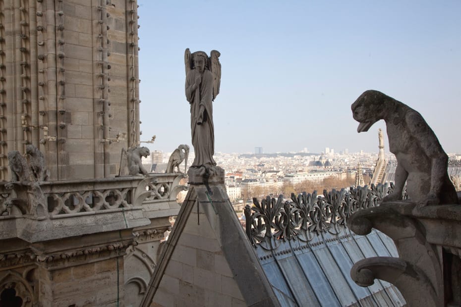 Statues et gargouilles sur la toiture de la cathédrale Notre-Dame de Paris