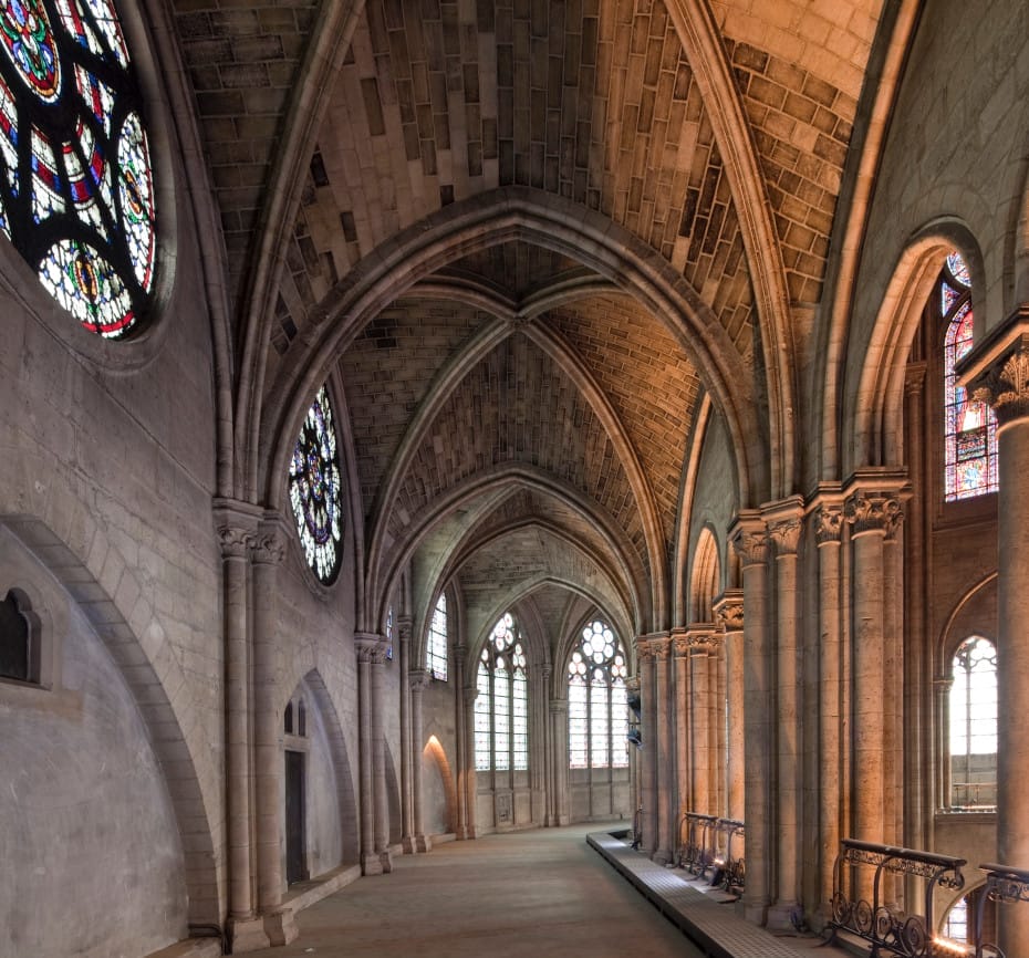 Vue d'un passage à l'intérieur de Notre Dame, éclairé par la lumière qui transperce les vitraux