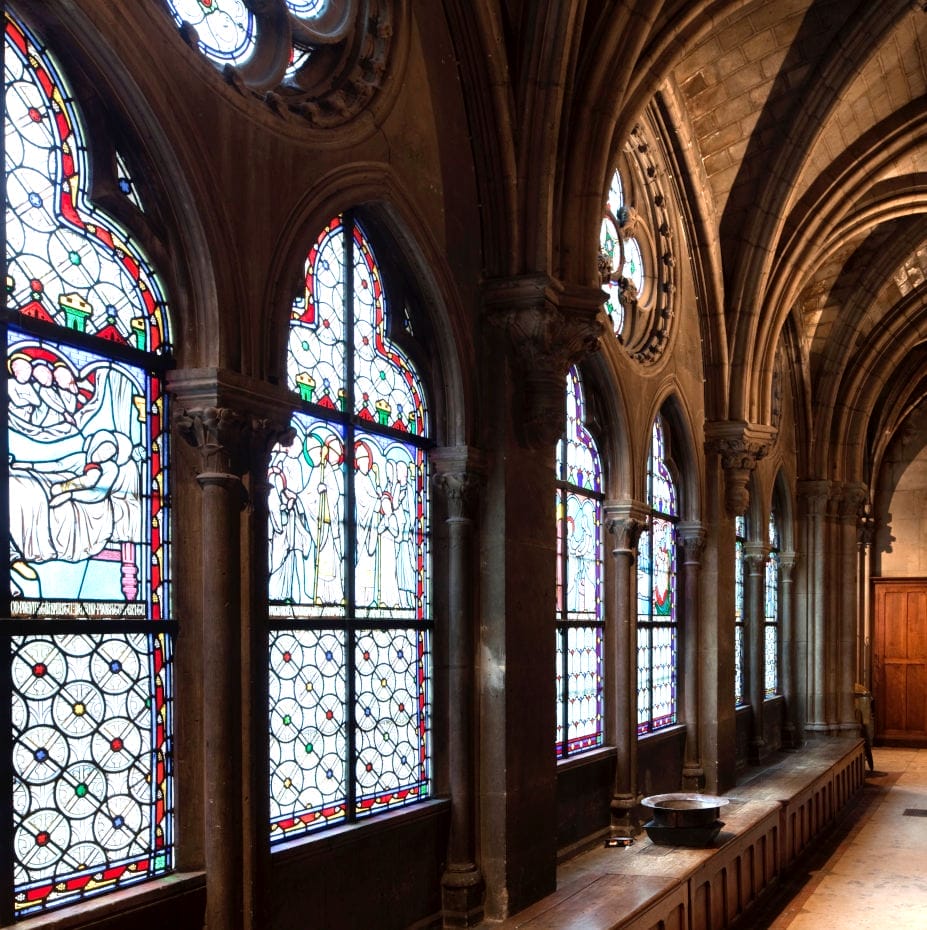 Dans le cloître de Notre-Dame de Paris, vue des vitraux en enfilade