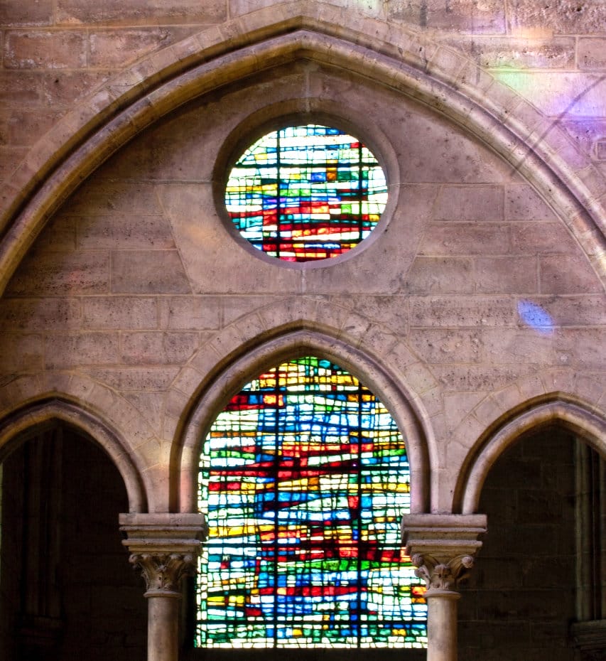 A l'intérieur de Notre-Dame de Paris, les deux vitraux de la haute Nef sont positionnés l'un au dessus de l'autre