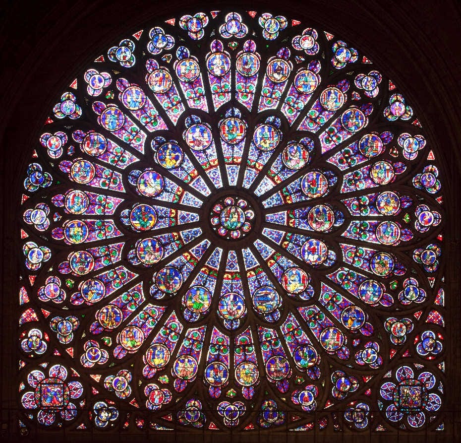 Dans Notre-Dame de Paris, vue resserrée du vitrail rose nord