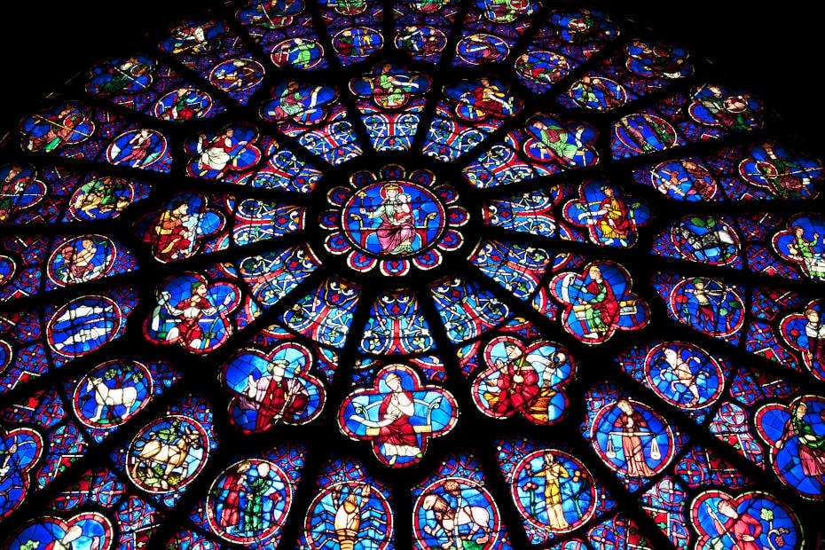 Dans Notre-Dame de Paris, vue resserrée du vitrail rose ouest