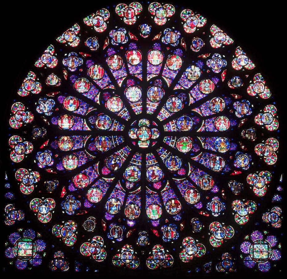 Dans Notre-Dame de Paris, vue resserrée du vitrail rose sud