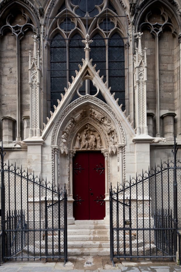 La porte rouge de l'extérieur de la cathédrale