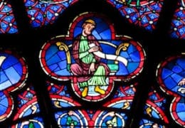 Détails d'un vitrail de Notre-Dame avec ses couleurs vives