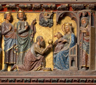 Sur le tour de choeur, un moment de la vie du Christ, l'enfant recevant une offrande assis sur les genoux de la Vierge