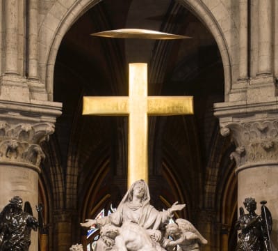 La croix en or qui se dresse au dessus de la Vierge de Pitié