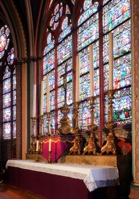 Crucifix et chandeliers du sacre de Napoléon Ier devant le Vitrail de saint Etienne
