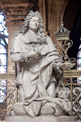 Statue de Louis XIV sur son piedéstal
