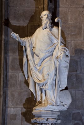 Le statue de saint Denys prêchant la foi sur un piédéstal