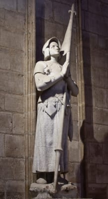 Statue de sainte Jeanne d'Arc les yeux rivés vers le ciel