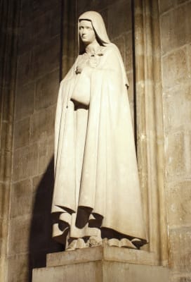 Statue de sainte Thérése de Lisieux dans l'enceinte de la cathédrale de Notre-Dame